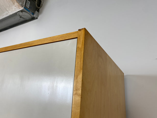 Ein VEB Hellerau Original I Stilvoller jedoch etwas abgenutzter Mid-Century Kleiderschrank 794/1 aus 1967 mit Aufsatz I Schrank Schlafzimmerschrank Vintage Retro 60er I