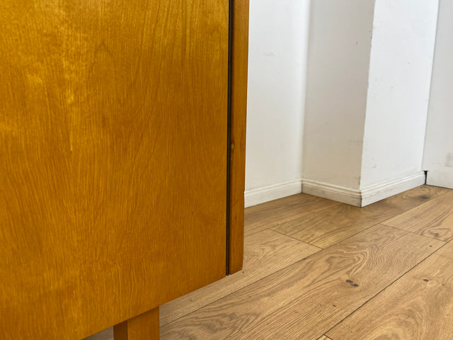 Ein VEB Hellerau Original I Stilvoller jedoch etwas abgenutzter Mid-Century Kleiderschrank 794/1 aus 1967 mit Aufsatz I Schrank Schlafzimmerschrank Vintage Retro 60er I