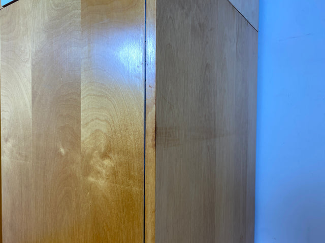 Ein VEB Hellerau Original I Stilvoller jedoch etwas abgenutzter Mid-Century Kleiderschrank 794/1 aus 1967 mit Aufsatz I Schrank Schlafzimmerschrank Vintage Retro 60er I
