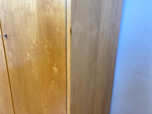 Ein VEB Hellerau Original I Stilvoller jedoch etwas abgenutzter Mid-Century Kleiderschrank 794/1 aus 1967 mit Aufsatz I Schrank Schlafzimmerschrank Vintage Retro 60er I