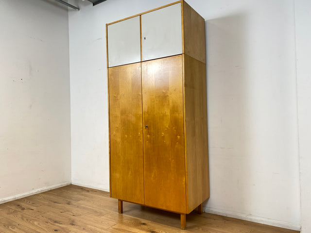 Ein VEB Hellerau Original I Stilvoller jedoch etwas abgenutzter Mid-Century Kleiderschrank 794/1 aus 1967 mit Aufsatz I Schrank Schlafzimmerschrank Vintage Retro 60er I