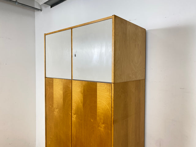Ein VEB Hellerau Original I Stilvoller jedoch etwas abgenutzter Mid-Century Kleiderschrank 794/1 aus 1967 mit Aufsatz I Schrank Schlafzimmerschrank Vintage Retro 60er I