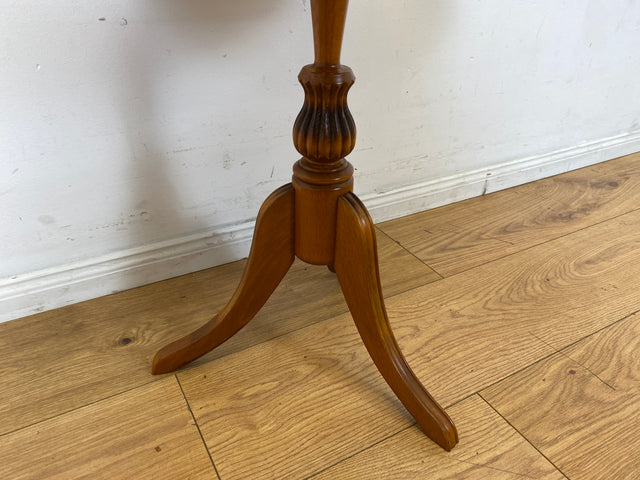 Sehr eleganter Vintage Beistelltisch mit fein gedrechseltem Mittelfuß