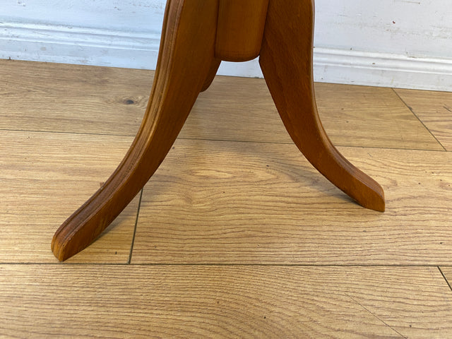 Sehr eleganter Vintage Beistelltisch mit fein gedrechseltem Mittelfuß