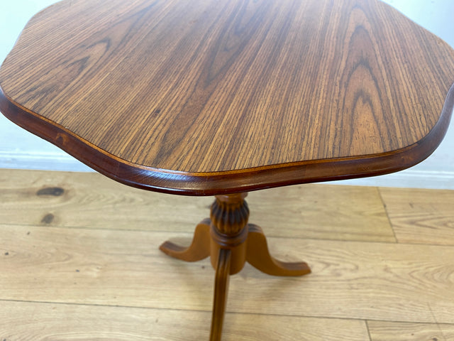 Sehr eleganter Vintage Beistelltisch mit fein gedrechseltem Mittelfuß