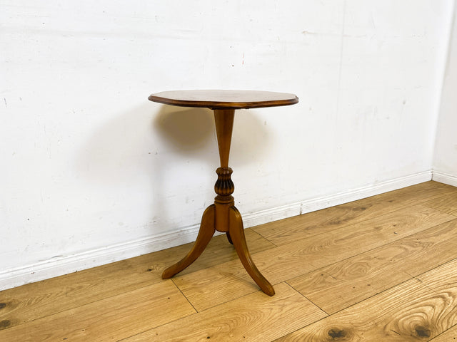 Sehr eleganter Vintage Beistelltisch mit fein gedrechseltem Mittelfuß