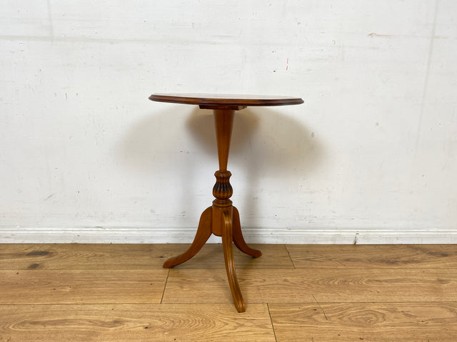 Sehr eleganter Vintage Beistelltisch mit fein gedrechseltem Mittelfuß