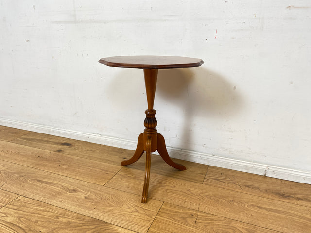 Sehr eleganter Vintage Beistelltisch mit fein gedrechseltem Mittelfuß