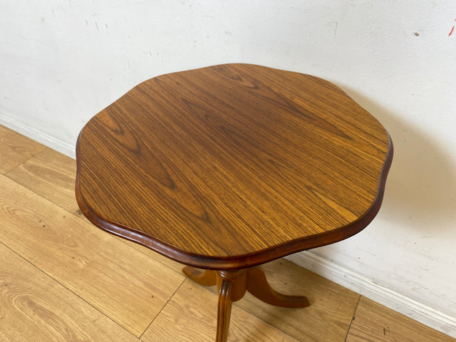 Sehr eleganter Vintage Beistelltisch mit fein gedrechseltem Mittelfuß