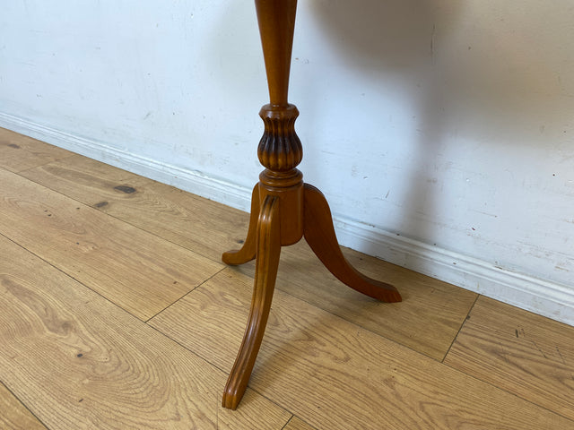Sehr eleganter Vintage Beistelltisch mit fein gedrechseltem Mittelfuß