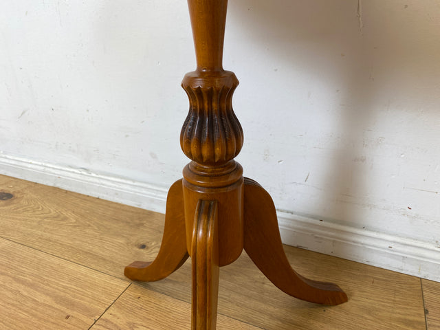 Sehr eleganter Vintage Beistelltisch mit fein gedrechseltem Mittelfuß