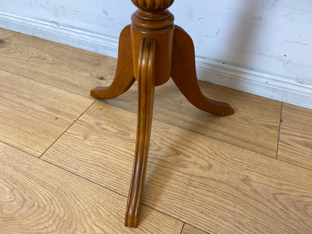 Sehr eleganter Vintage Beistelltisch mit fein gedrechseltem Mittelfuß