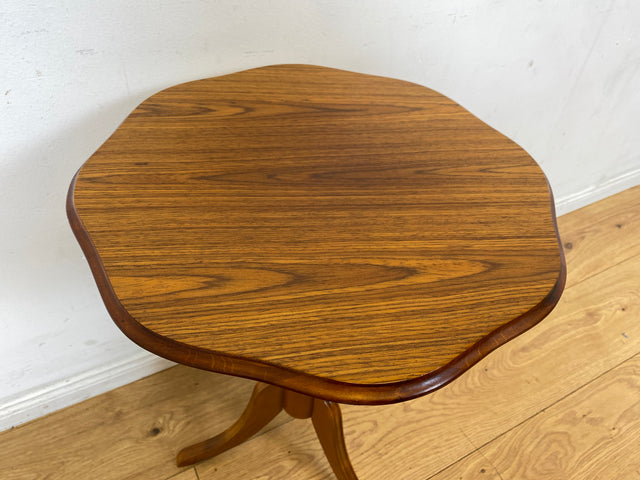 Sehr eleganter Vintage Beistelltisch mit fein gedrechseltem Mittelfuß