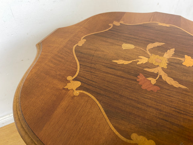 Hübscher Vintage Beistelltisch mit gedrechseltem Fuß und floralen Intarsien