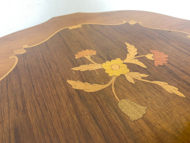 Hübscher Vintage Beistelltisch mit gedrechseltem Fuß und floralen Intarsien