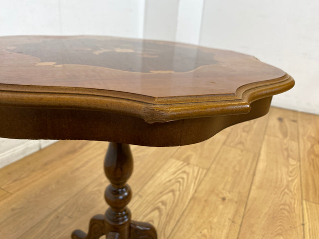 Hübscher Vintage Beistelltisch mit gedrechseltem Fuß und floralen Intarsien