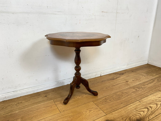 Hübscher Vintage Beistelltisch mit gedrechseltem Fuß und floralen Intarsien