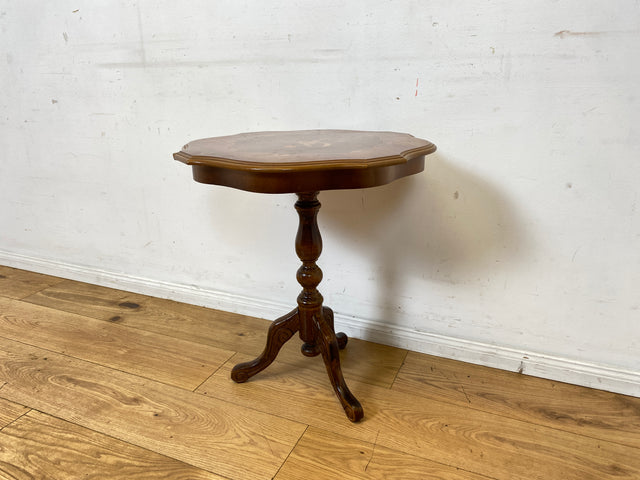 Hübscher Vintage Beistelltisch mit gedrechseltem Fuß und floralen Intarsien