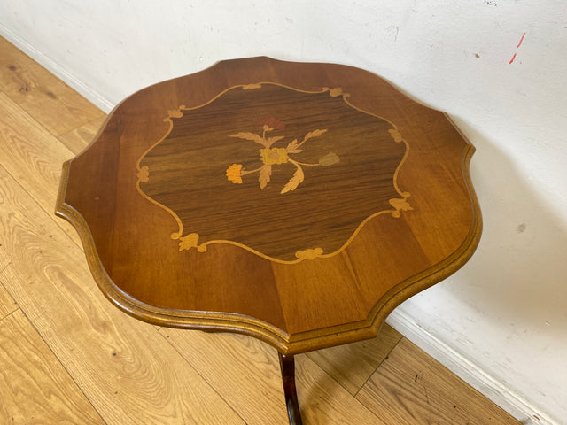 Hübscher Vintage Beistelltisch mit gedrechseltem Fuß und floralen Intarsien