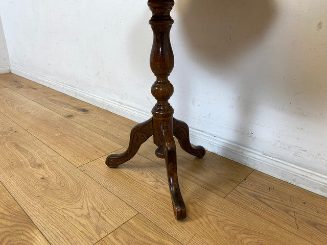 Hübscher Vintage Beistelltisch mit gedrechseltem Fuß und floralen Intarsien