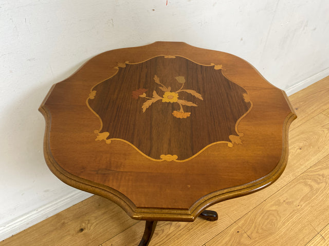 Hübscher Vintage Beistelltisch mit gedrechseltem Fuß und floralen Intarsien