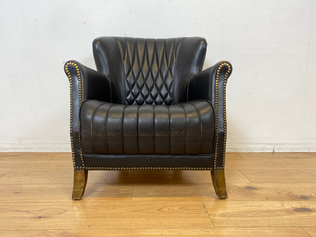 Hochwertiger Vintage Clubsessel im Aviator Stil mit gestepptem Echtleder Bezug und Messing Beschlag I Sessel Ohrensessel Ledersessel Armchair Leder Chesterfiel Designer I