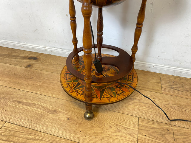 Kultige Vintage Globus Bar auf Rollen mit aufklappbarem Fach, Ablage und Beleuchtung I Globusbar Bar Barwagen Servierwagen Barschrank Mini-Bar Hausbar Retro I