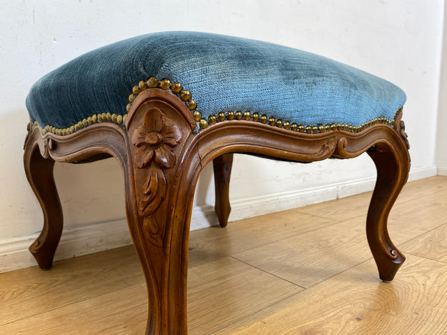 Sehr eleganter und gut erhaltener Vintage Hocker mit handverziertem Fußgestell und blauem Originalbezug
