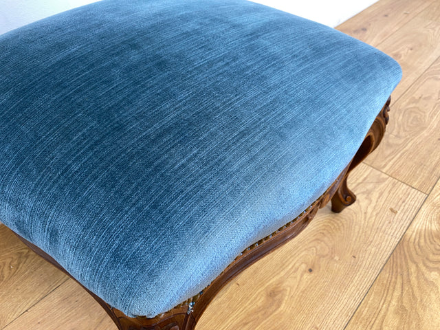 Sehr eleganter und gut erhaltener Vintage Hocker mit handverziertem Fußgestell und blauem Originalbezug