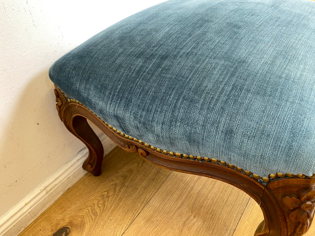 Sehr eleganter und gut erhaltener Vintage Hocker mit handverziertem Fußgestell und blauem Originalbezug