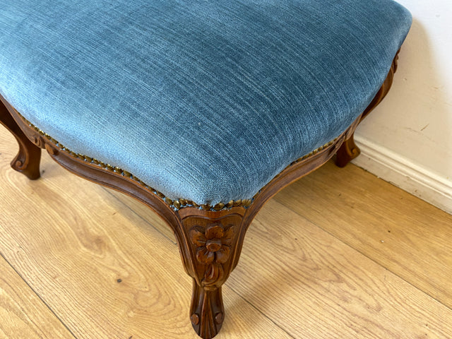 Sehr eleganter und gut erhaltener Vintage Hocker mit handverziertem Fußgestell und blauem Originalbezug
