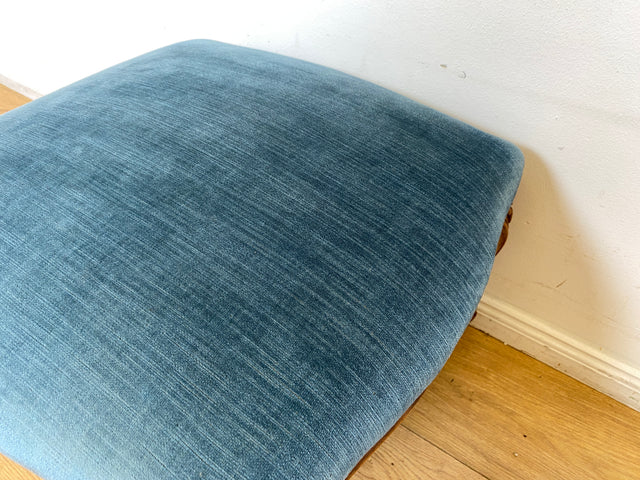 Sehr eleganter und gut erhaltener Vintage Hocker mit handverziertem Fußgestell und blauem Originalbezug