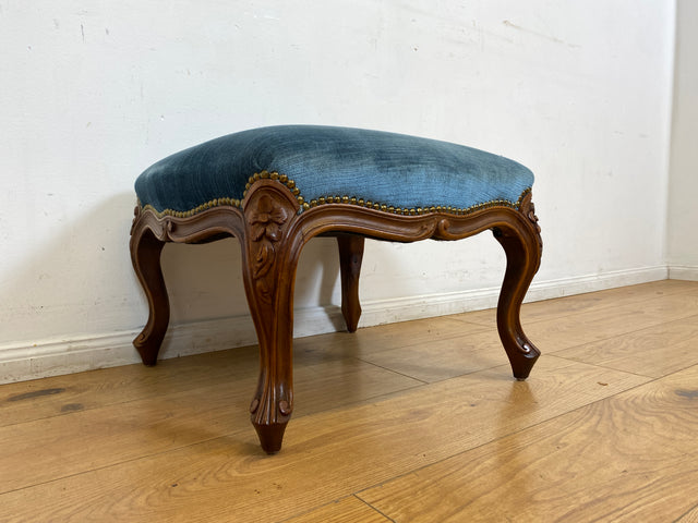 Sehr eleganter und gut erhaltener Vintage Hocker mit handverziertem Fußgestell und blauem Originalbezug