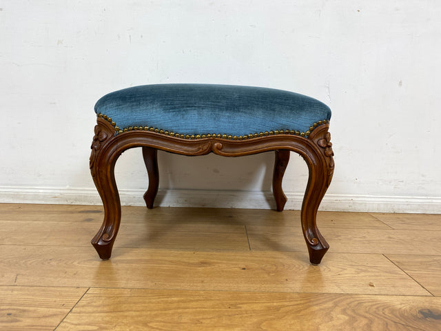 Sehr eleganter und gut erhaltener Vintage Hocker mit handverziertem Fußgestell und blauem Originalbezug