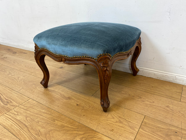 Sehr eleganter und gut erhaltener Vintage Hocker mit handverziertem Fußgestell und blauem Originalbezug
