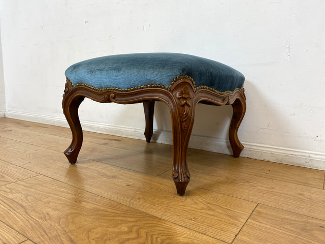 Sehr eleganter und gut erhaltener Vintage Hocker mit handverziertem Fußgestell und blauem Originalbezug