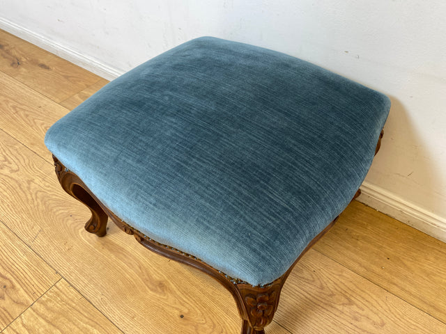 Sehr eleganter und gut erhaltener Vintage Hocker mit handverziertem Fußgestell und blauem Originalbezug