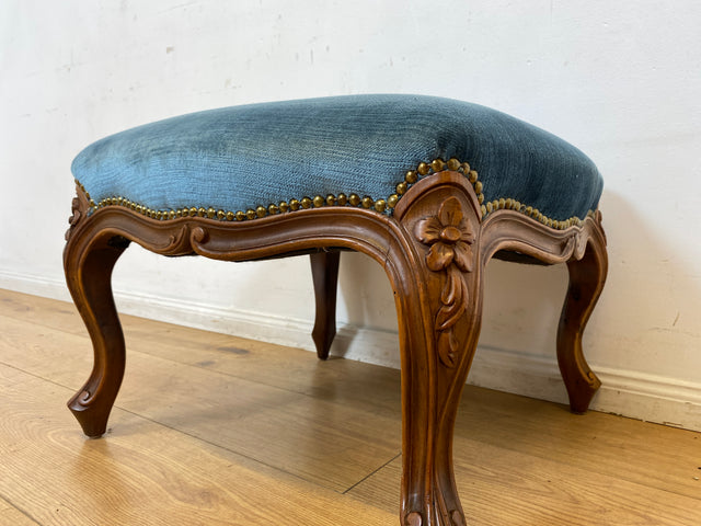 Sehr eleganter und gut erhaltener Vintage Hocker mit handverziertem Fußgestell und blauem Originalbezug