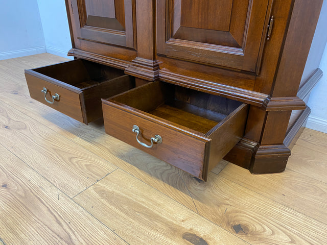 Hochwertiger Vintage Kleiderschrank in antikem Stil mit Schubladen