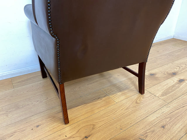 WMK I Stilvoller & sehr gut erhaltener Vintage Ohrensessel im englischen Stil mit braunem Echtleder Bezug