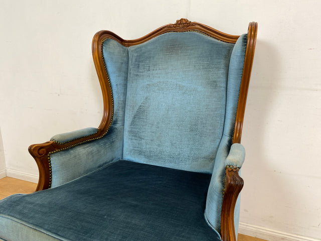 WMK I Sehr eleganter & gut erhaltener Vintage Ohrensessel mit handverziertem Holzrahmen und blauem Originalbezug
