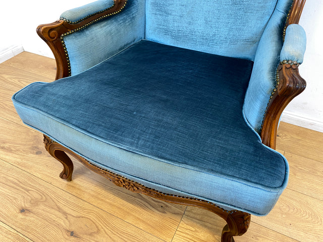 WMK I Sehr eleganter & gut erhaltener Vintage Ohrensessel mit handverziertem Holzrahmen und blauem Originalbezug
