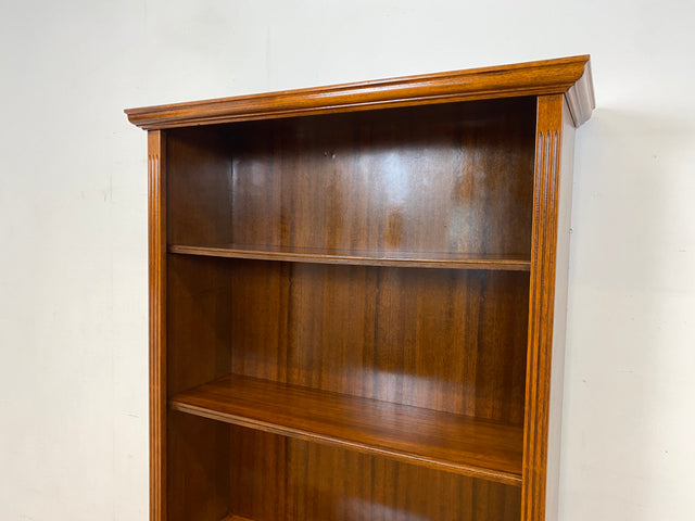 Elegantes und sehr gut erhaltenes Vintage Regal in englischem Stil mit verstellbaren Regalböden I Bücherregal Bücherschrank Holzregal Bookshelf Stilmöbel Regency I