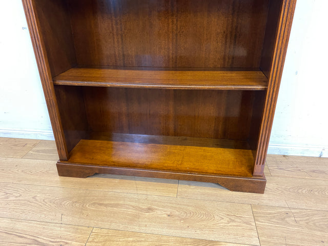 Elegantes und sehr gut erhaltenes Vintage Regal in englischem Stil mit verstellbaren Regalböden I Bücherregal Bücherschrank Holzregal Bookshelf Stilmöbel Regency I