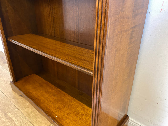 Elegantes und sehr gut erhaltenes Vintage Regal in englischem Stil mit verstellbaren Regalböden I Bücherregal Bücherschrank Holzregal Bookshelf Stilmöbel Regency I