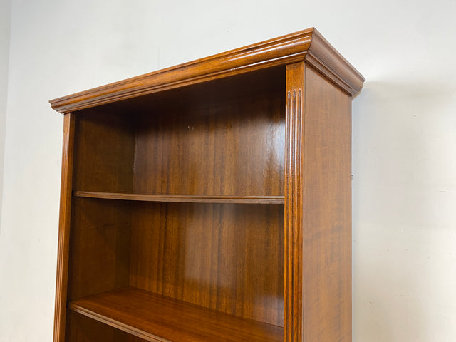 Elegantes und sehr gut erhaltenes Vintage Regal in englischem Stil mit verstellbaren Regalböden I Bücherregal Bücherschrank Holzregal Bookshelf Stilmöbel Regency I