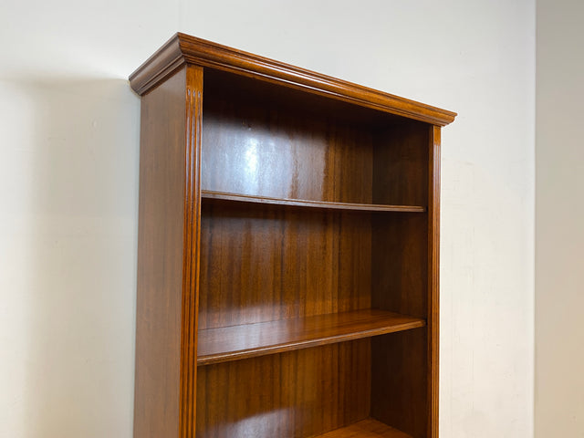 Elegantes und sehr gut erhaltenes Vintage Regal in englischem Stil mit verstellbaren Regalböden I Bücherregal Bücherschrank Holzregal Bookshelf Stilmöbel Regency I