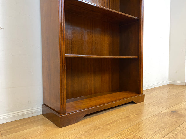 Elegantes und sehr gut erhaltenes Vintage Regal in englischem Stil mit verstellbaren Regalböden I Bücherregal Bücherschrank Holzregal Bookshelf Stilmöbel Regency I
