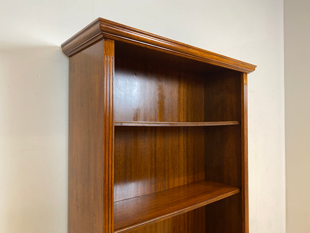 Elegantes und sehr gut erhaltenes Vintage Regal in englischem Stil mit verstellbaren Regalböden I Bücherregal Bücherschrank Holzregal Bookshelf Stilmöbel Regency I