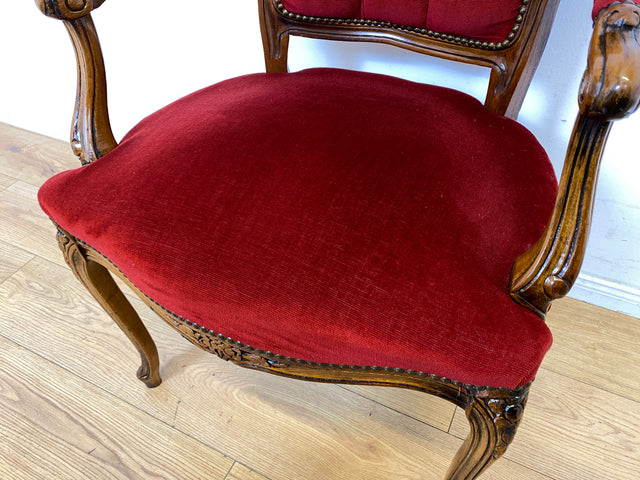 Eleganter und sehr gut erhaltener Vintage Salonsessel mit handverziertem Holzrahmen und grandiosem Bordeaux rotem Bezug I Sessel Armlehnstuhl Stuhl Stilmöbel Barock I